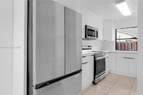 Townhouse in Hialeah, Florida 3 bedrooms, 146.97 sq.m. № 1695730 - photo 8