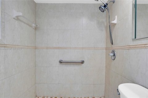 Townhouse in Hialeah, Florida 3 bedrooms, 146.97 sq.m. № 1695730 - photo 24