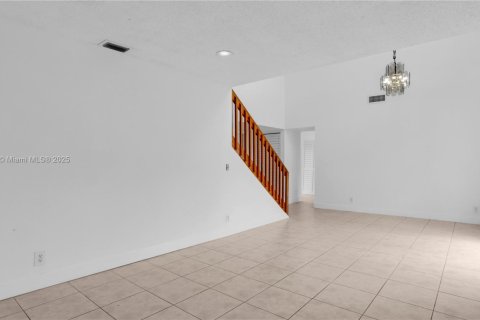 Townhouse in Hialeah, Florida 3 bedrooms, 146.97 sq.m. № 1695730 - photo 13