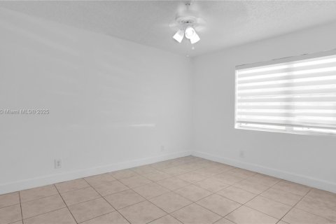 Townhouse in Hialeah, Florida 3 bedrooms, 146.97 sq.m. № 1695730 - photo 18