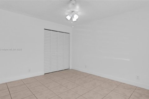 Townhouse in Hialeah, Florida 3 bedrooms, 146.97 sq.m. № 1695730 - photo 19