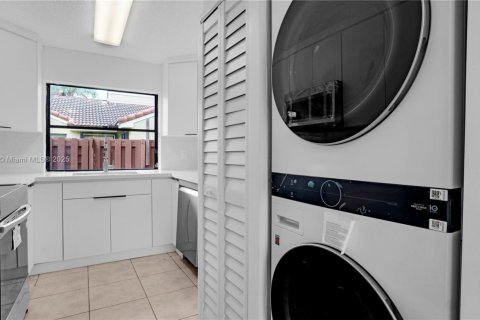 Townhouse in Hialeah, Florida 3 bedrooms, 146.97 sq.m. № 1695730 - photo 5