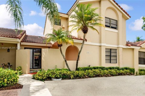 Townhouse in Hialeah, Florida 3 bedrooms, 146.97 sq.m. № 1695730 - photo 1