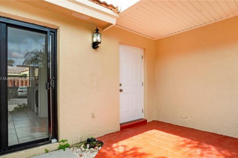 Townhouse in Hialeah, Florida 3 bedrooms, 146.97 sq.m. № 1695730 - photo 4