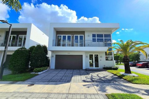 Villa ou maison à vendre à Doral, Floride: 5 chambres, 305.83 m2 № 1943991 - photo 1