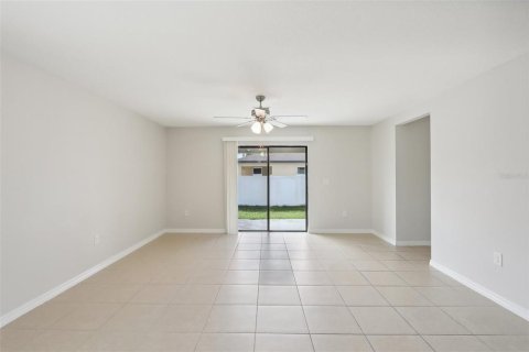 House in Poinciana, Florida 4 bedrooms, 173.63 sq.m. № 1522530 - photo 12