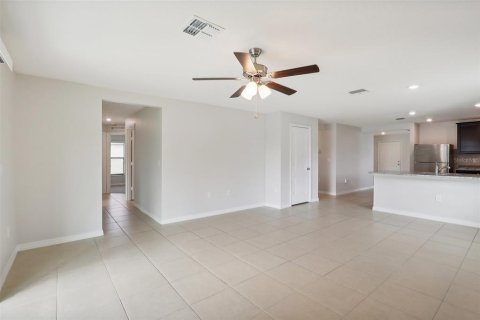 House in Poinciana, Florida 4 bedrooms, 173.63 sq.m. № 1522530 - photo 13