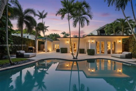 Villa ou maison à Miami Beach, Floride 5 chambres, 369.75 m2 № 2000397