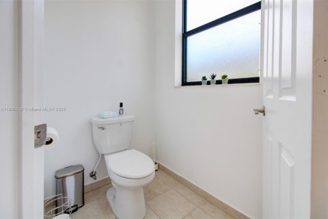 House in Miami, Florida 4 bedrooms, 246.56 sq.m. № 1952805 - photo 26