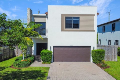 House in Miami, Florida 4 bedrooms, 246.56 sq.m. № 1952805 - photo 1