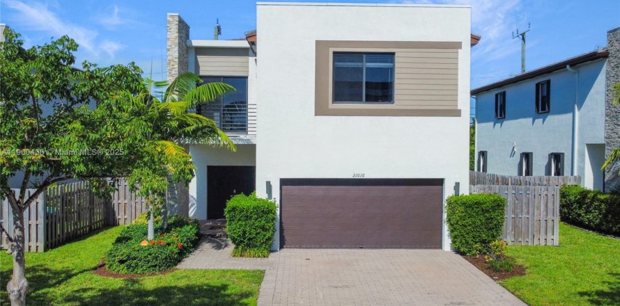 House in Miami, Florida 4 bedrooms, 246.56 sq.m. № 1952805