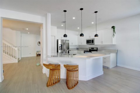 House in Miami, Florida 4 bedrooms, 246.56 sq.m. № 1952805 - photo 11