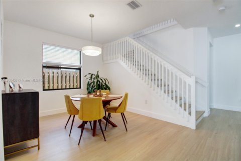 House in Miami, Florida 4 bedrooms, 246.56 sq.m. № 1952805 - photo 9