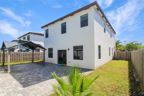 House in Miami, Florida 4 bedrooms, 246.56 sq.m. № 1952805 - photo 16