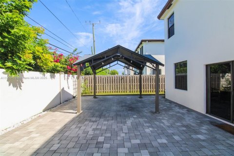 House in Miami, Florida 4 bedrooms, 246.56 sq.m. № 1952805 - photo 17