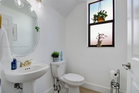 House in Miami, Florida 4 bedrooms, 246.56 sq.m. № 1952805 - photo 6