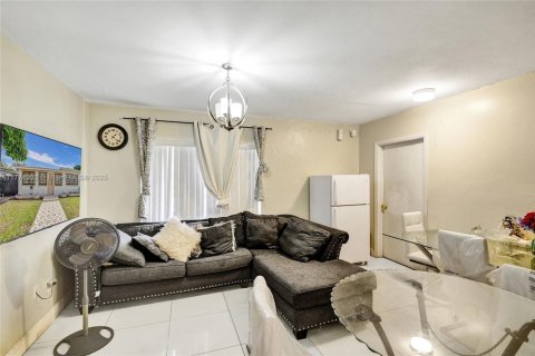 House in Miami, Florida 4 bedrooms, 198.07 sq.m. № 1861001 - photo 6