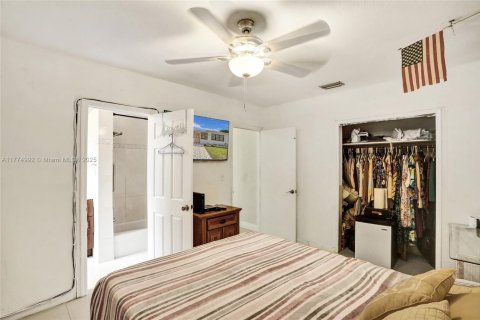 House in Miami, Florida 4 bedrooms, 198.07 sq.m. № 1861001 - photo 13