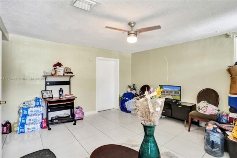 House in Miami, Florida 4 bedrooms, 198.07 sq.m. № 1861001 - photo 27