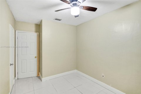 House in Miami, Florida 4 bedrooms, 198.07 sq.m. № 1861001 - photo 17