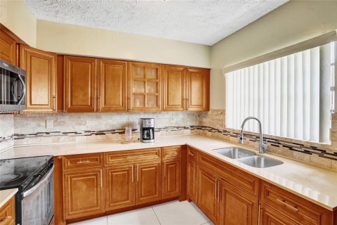 House in Miami, Florida 4 bedrooms, 198.07 sq.m. № 1861001 - photo 5
