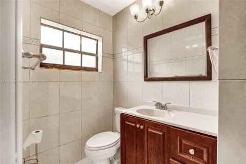 House in Miami, Florida 4 bedrooms, 198.07 sq.m. № 1861001 - photo 14