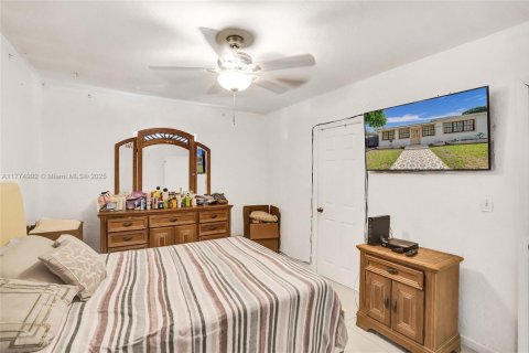 House in Miami, Florida 4 bedrooms, 198.07 sq.m. № 1861001 - photo 12