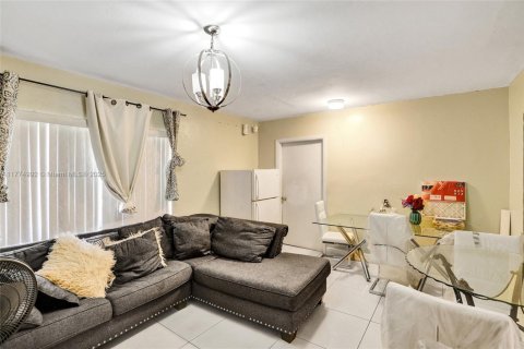 House in Miami, Florida 4 bedrooms, 198.07 sq.m. № 1861001 - photo 7