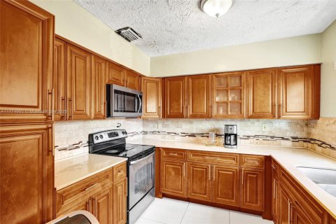 House in Miami, Florida 4 bedrooms, 198.07 sq.m. № 1861001 - photo 2