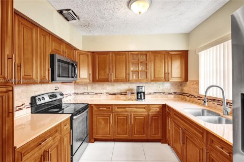 House in Miami, Florida 4 bedrooms, 198.07 sq.m. № 1861001 - photo 1