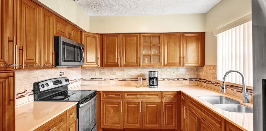 House in Miami, Florida 4 bedrooms, 198.07 sq.m. № 1861001