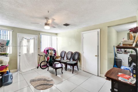 House in Miami, Florida 4 bedrooms, 198.07 sq.m. № 1861001 - photo 25