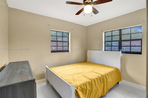 House in Miami, Florida 4 bedrooms, 198.07 sq.m. № 1861001 - photo 19
