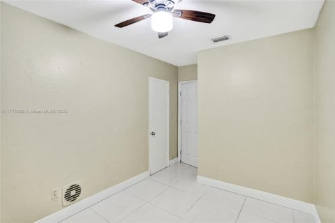 House in Miami, Florida 4 bedrooms, 198.07 sq.m. № 1861001 - photo 18