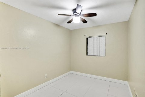House in Miami, Florida 4 bedrooms, 198.07 sq.m. № 1861001 - photo 16