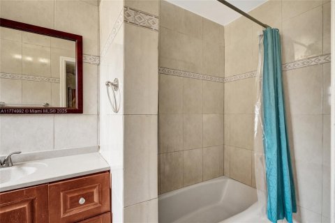 House in Miami, Florida 4 bedrooms, 198.07 sq.m. № 1861001 - photo 15