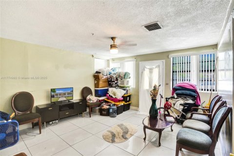 House in Miami, Florida 4 bedrooms, 198.07 sq.m. № 1861001 - photo 26