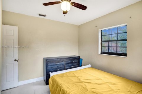 House in Miami, Florida 4 bedrooms, 198.07 sq.m. № 1861001 - photo 21
