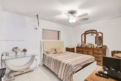 House in Miami, Florida 4 bedrooms, 198.07 sq.m. № 1861001 - photo 11