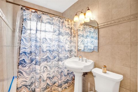 House in Miami, Florida 4 bedrooms, 198.07 sq.m. № 1861001 - photo 24