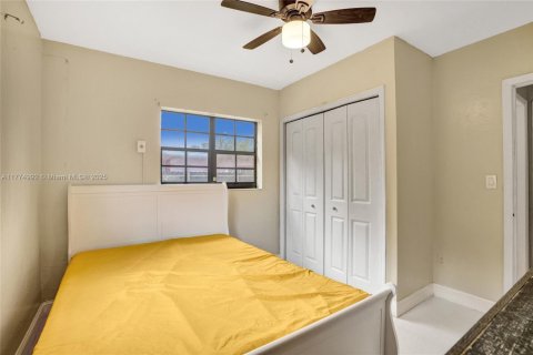 House in Miami, Florida 4 bedrooms, 198.07 sq.m. № 1861001 - photo 20
