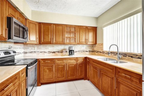 House in Miami, Florida 4 bedrooms, 198.07 sq.m. № 1861001 - photo 3