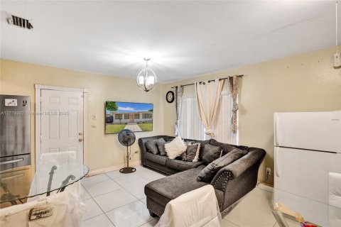 House in Miami, Florida 4 bedrooms, 198.07 sq.m. № 1861001 - photo 9