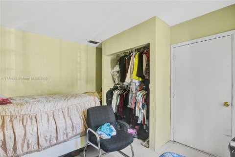 House in Miami, Florida 4 bedrooms, 198.07 sq.m. № 1861001 - photo 23