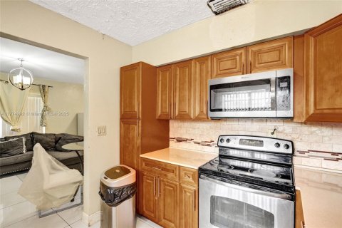 House in Miami, Florida 4 bedrooms, 198.07 sq.m. № 1861001 - photo 4