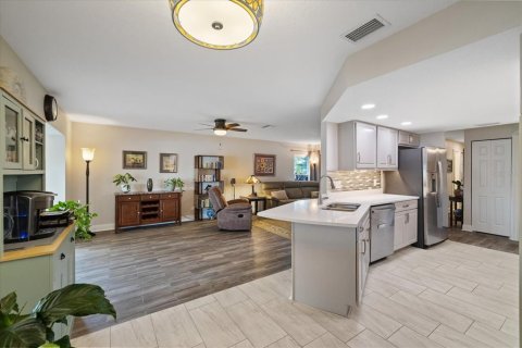 House in New Port Richey, Florida 3 bedrooms, 143.72 sq.m. № 2405049 - photo 13