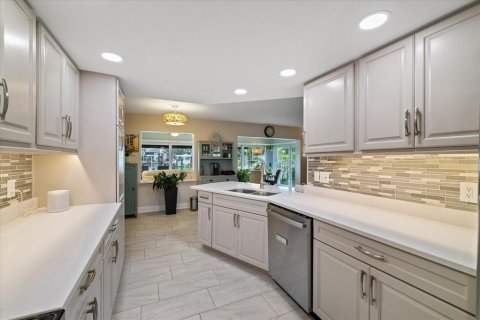 House in New Port Richey, Florida 3 bedrooms, 143.72 sq.m. № 2405049 - photo 15