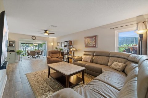 House in New Port Richey, Florida 3 bedrooms, 143.72 sq.m. № 2405049 - photo 4