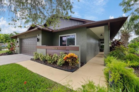 House in New Port Richey, Florida 3 bedrooms, 143.72 sq.m. № 2405049