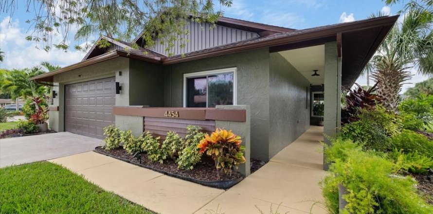 House in New Port Richey, Florida 3 bedrooms, 143.72 sq.m. № 2405049